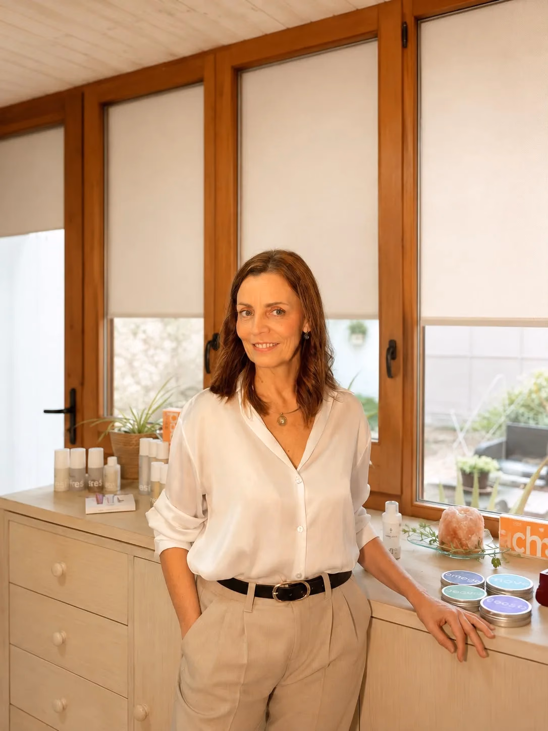 Anna Maria Bordes de pie en su espacio de trabajo, junto al mostrador con los productos.